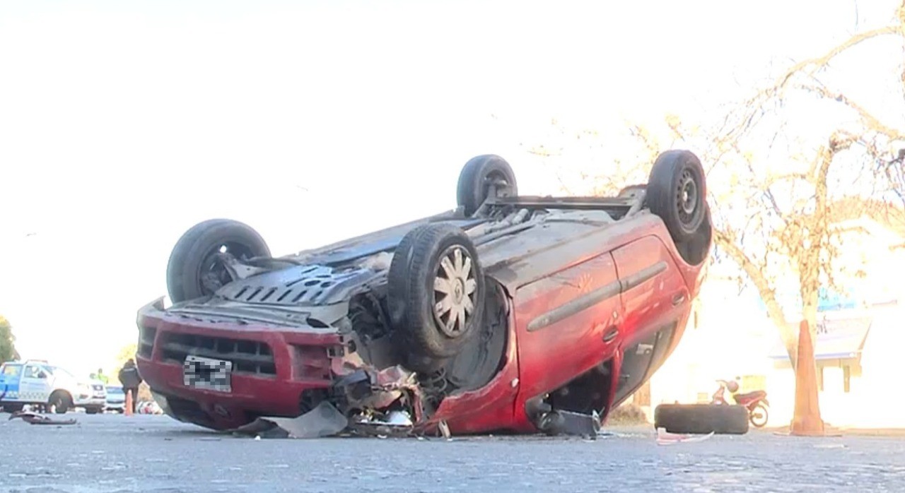 Impresionante choque y vuelco en Ciudad de las Artes | Córdoba