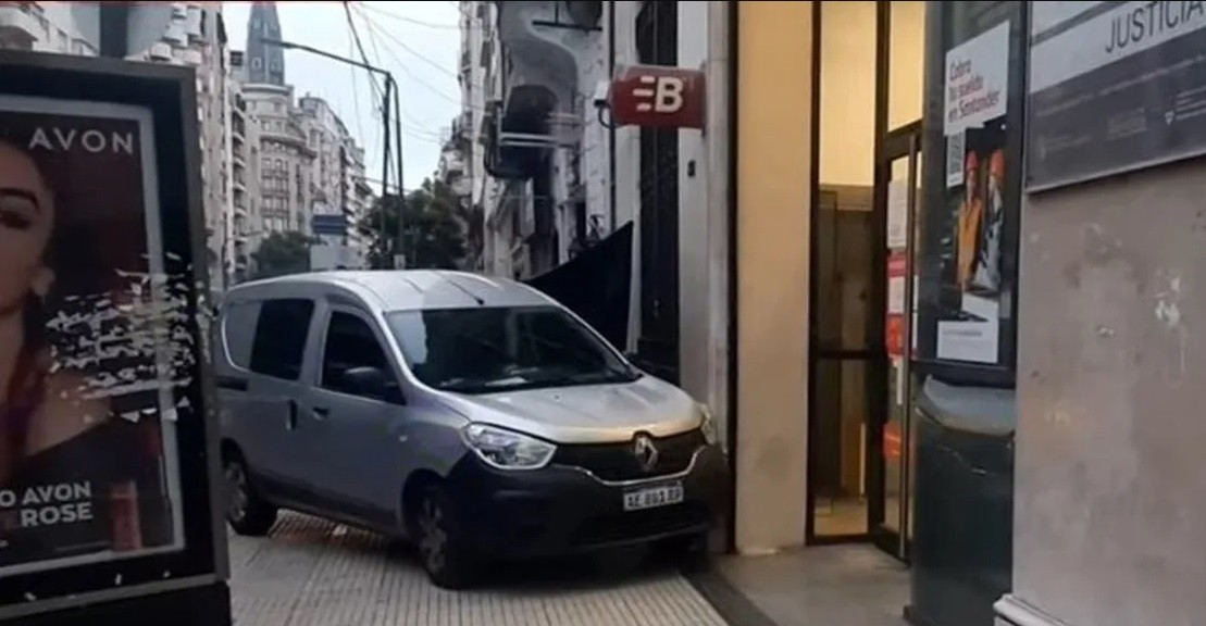 Se desvaneció mientras manejaba, chocó y murió | Actualidad