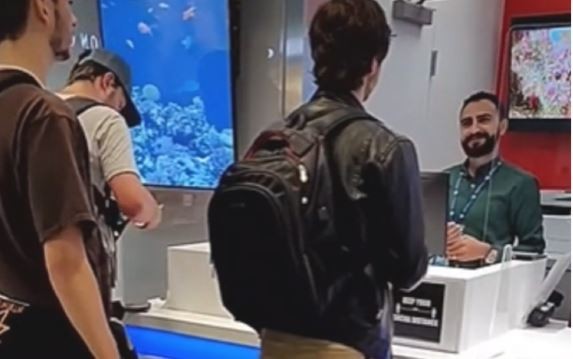 Quiso cambiar pesos por dólares en el aeropuerto de Estados Unidos y la reacción del cajero se hizo viral | Internacionales