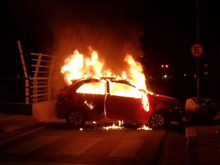 Un auto chocó un gabinete eléctrico y se incendió | Córdoba