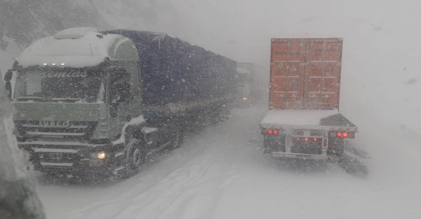 Cientos de autos, camiones y micros varados en el paso Cristo Redentor | Actualidad
