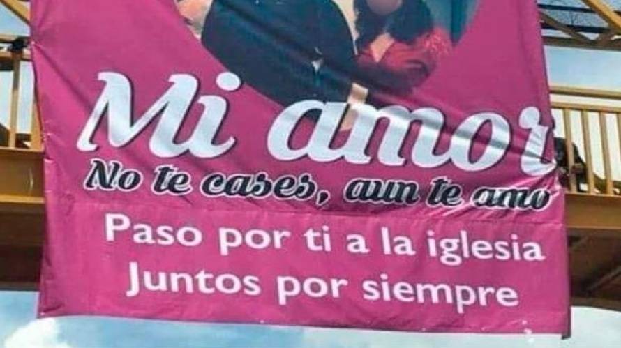 Una chica colgó un cartel en un puente para pedirle a su expareja que no se case | Curiosidades