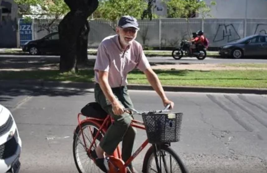 Le robaron la bicicleta a un concejal y espera que aparezca el ladrón para darle un abrazo: "Los brazos son suficientes para llevar a cabo la revolución" | Actualidad
