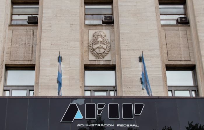 Nuevo ajuste del cepo: el Gobierno aumentó el impuesto al dólar turista del 35% al 45% | Política y economía