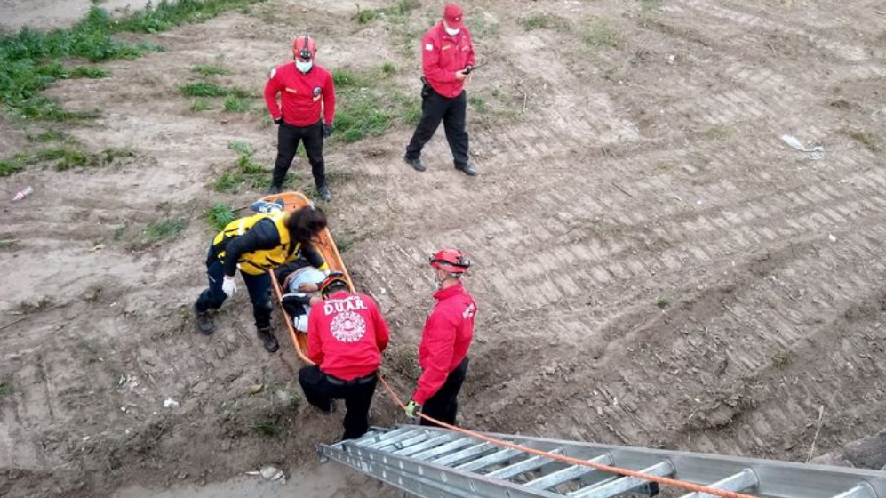 Pelea entre limpiavidrios terminó con uno de ellos cayendo desde un puente | Córdoba