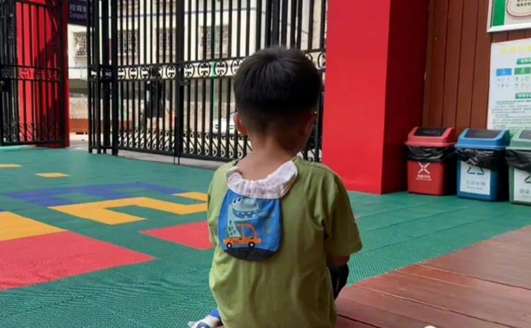 Un hombre abandonó a su hijo de cinco años al descubrir que no era su padre | Internacionales