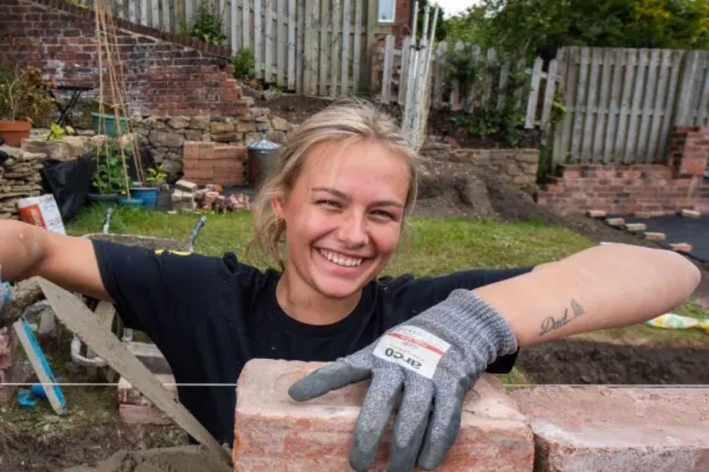 La joven modelo que dejó todo para ser albañil y se convirtió en tiktoker | Internacionales