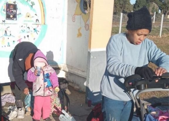 Un policía rescató de la calle a una familia venezolana con una niña al borde de la hipotermia | Actualidad