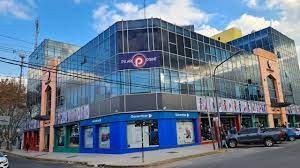 Un empleado de limpieza intentó evitar un robo y lo tiraron desde el primer piso de un shopping de Pilar | Actualidad