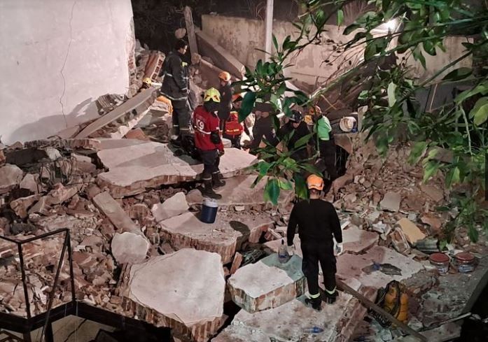 Rosario: se derrumbó una casa en la barranca del río Paraná y quedaron personas atrapadas | Actualidad