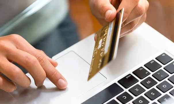 El Banco Central endureció las condiciones para financiar consumos con tarjeta de crédito en dólares | Política y economía