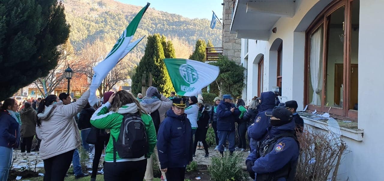 Violento ataque al municipio de San Martín de los Andes | Actualidad