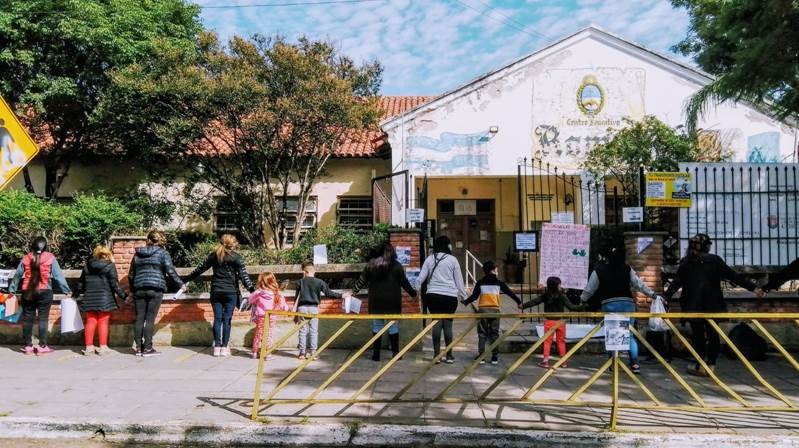 Protesta en la escuela Roma por reparaciones: se cayó parte del techo | Córdoba