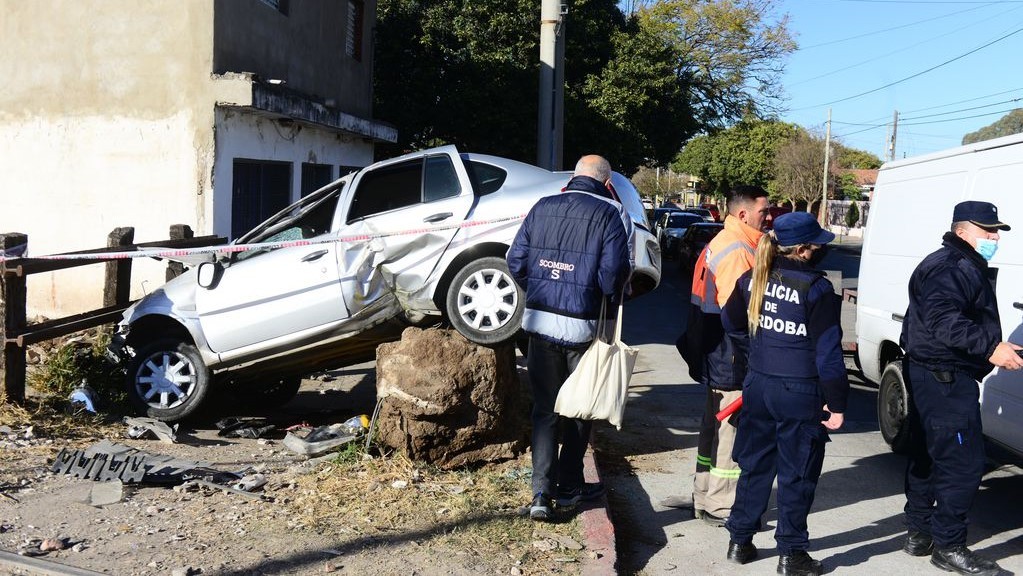 Perdió el control y chocó a metros del tren: Hubo tres heridos | Córdoba