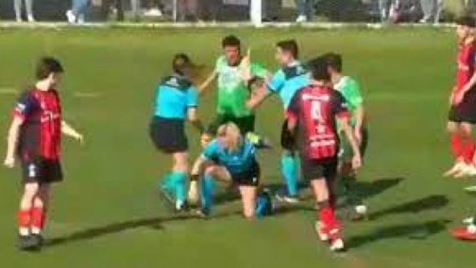 Violencia en el fútbol: el agresor de la árbitra suspendido para siempre | Deportes