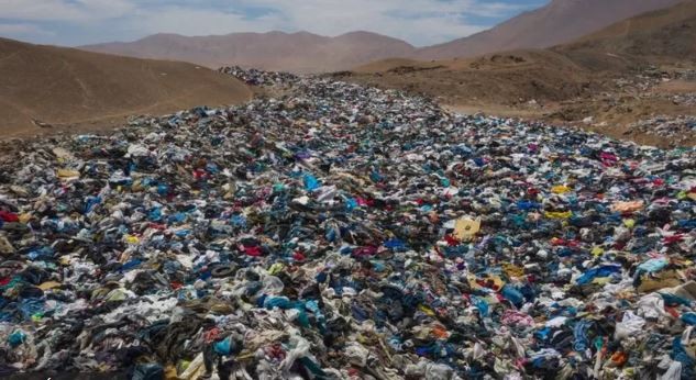 Investigan por daño ambiental a un basurero de ropa usada en el desierto de Atacama de Chile | Internacionales