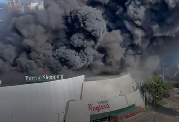 Impresionante incendio en un shopping de Punta del Este | Internacionales
