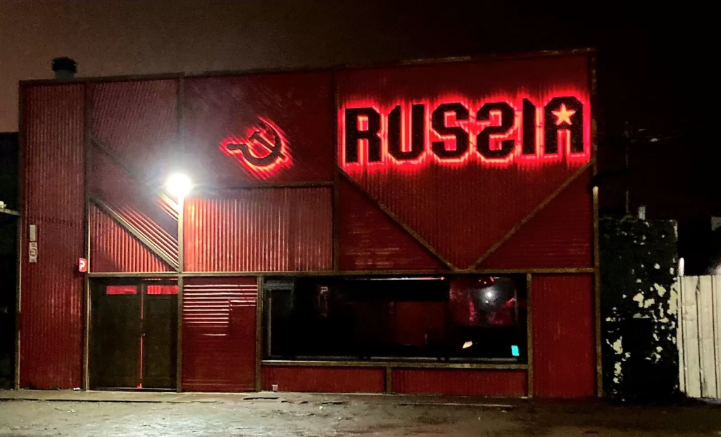 Lo echaron de un boliche, quiso colarse por el techo de una casa vecina y cayó: está grave | Actualidad