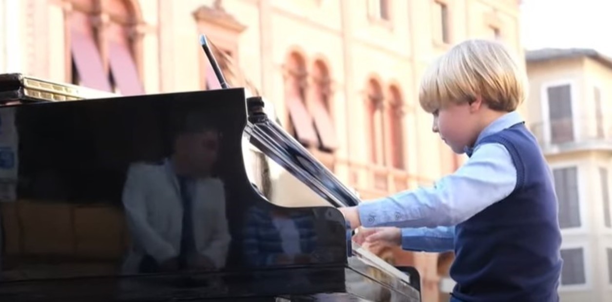 Niño prodigio: tiene 5 años, toca el piano y lo comparan con Mozart | Internacionales