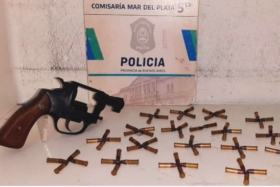 Su padre escondió el arma con la que amenazó a su madre, pero su hijo de 6 años lo delató a la policía | Actualidad
