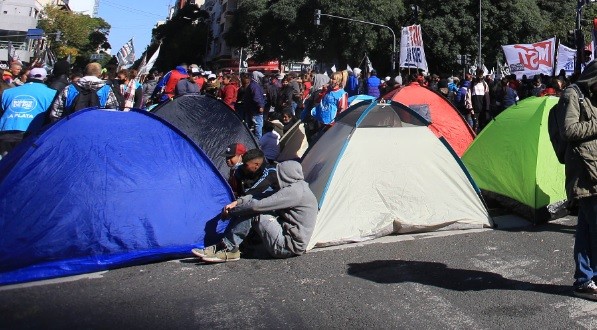 Piqueteros acamparán en Plaza de Mayo hasta que Massa los reciba | Política y economía