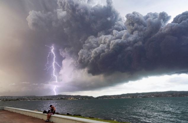 Apagones masivos en Cuba tras el gigantesco incendio en la planta de combustible | Internacionales