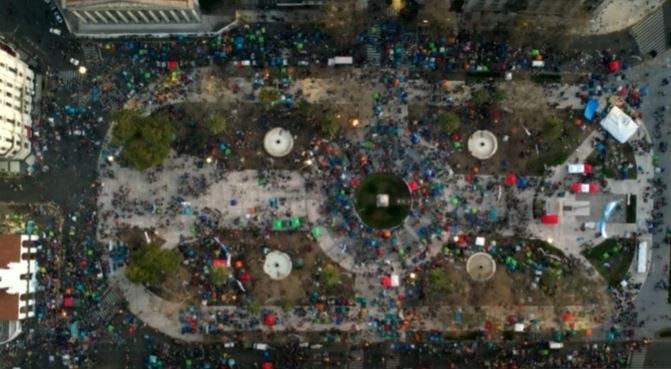 Continúa el acampe de organizaciones piqueteras de izquierda en Plaza de Mayo | Política y economía