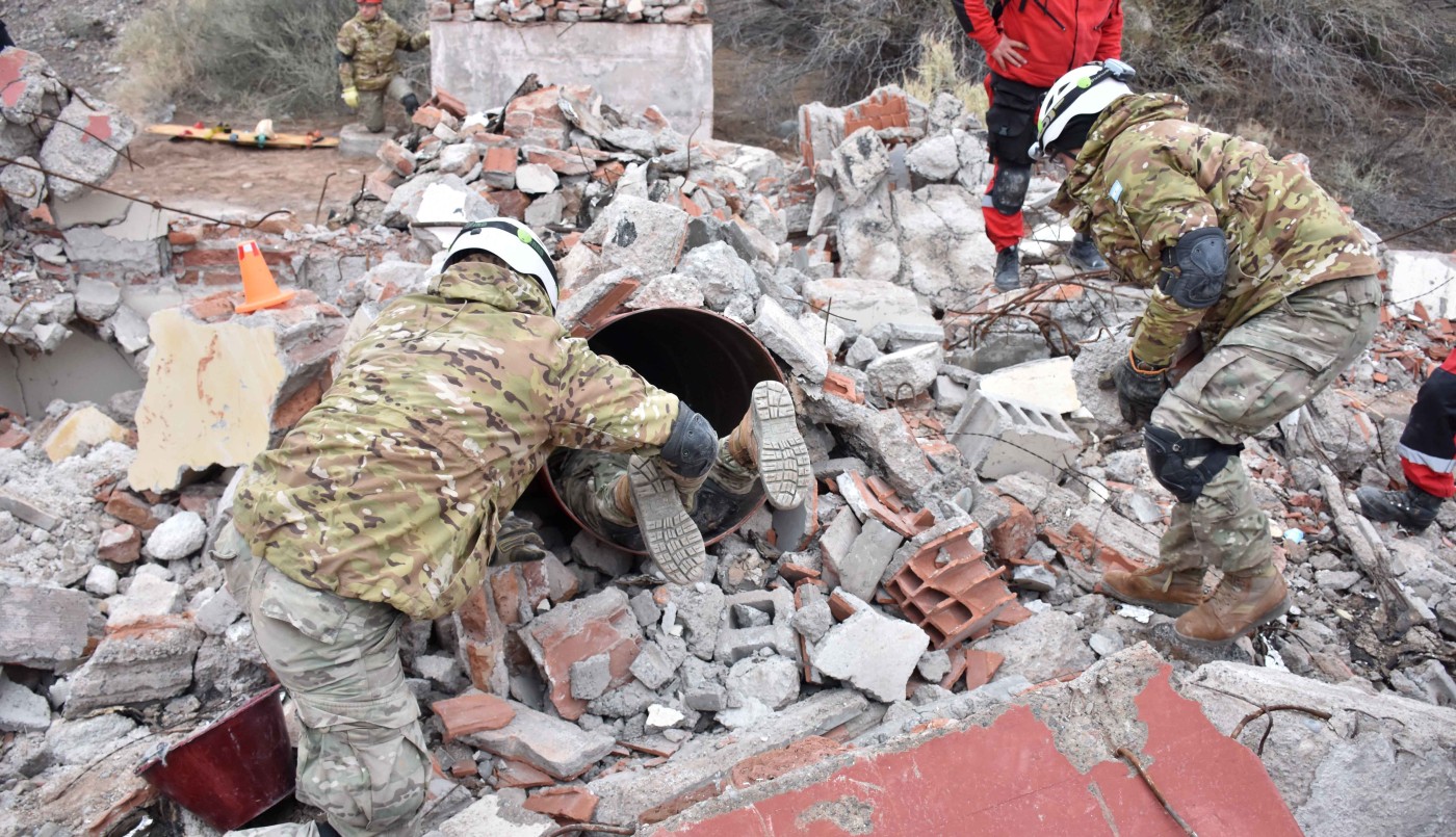 Las Fuerzas Armadas entrenan a su primera unidad de rescate en estructuras colapsadas | Actualidad