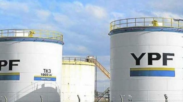Petroleros de YPF cerraron una paritaria de 80% de aumento y un bono de $100 mil | Política y economía