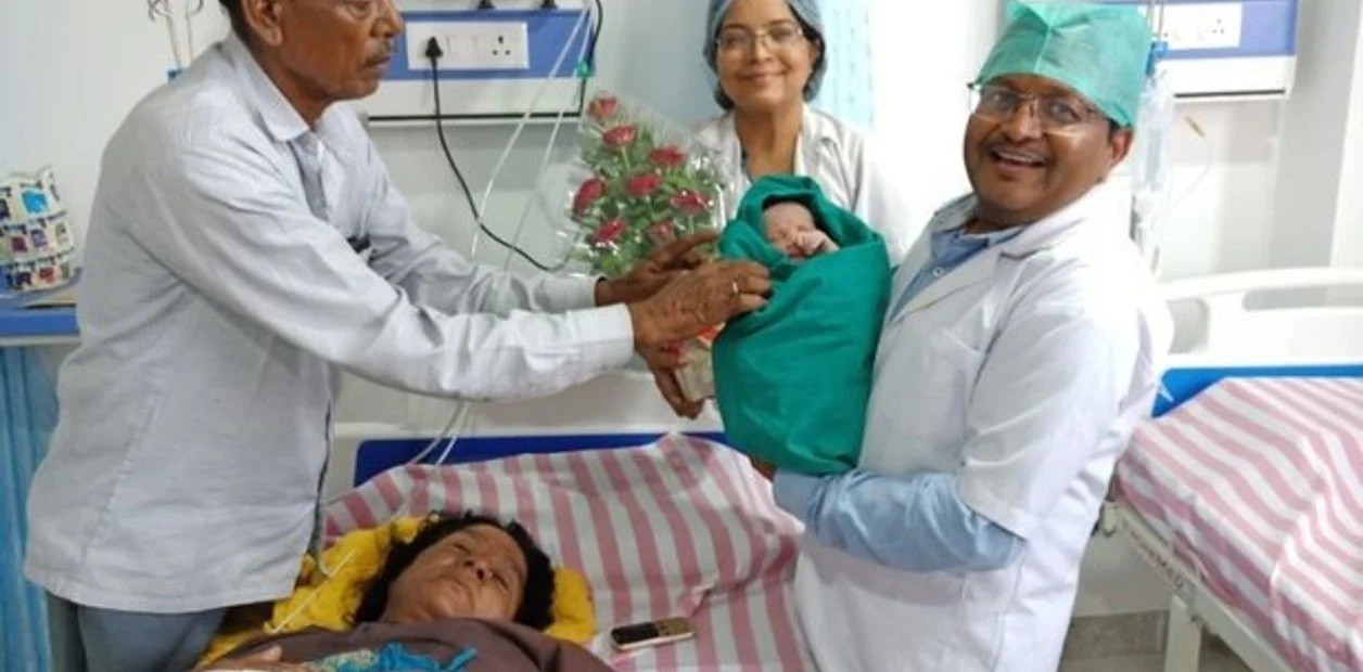 Tiene 70 años y acaba de dar a luz a su primer hijo | Internacionales