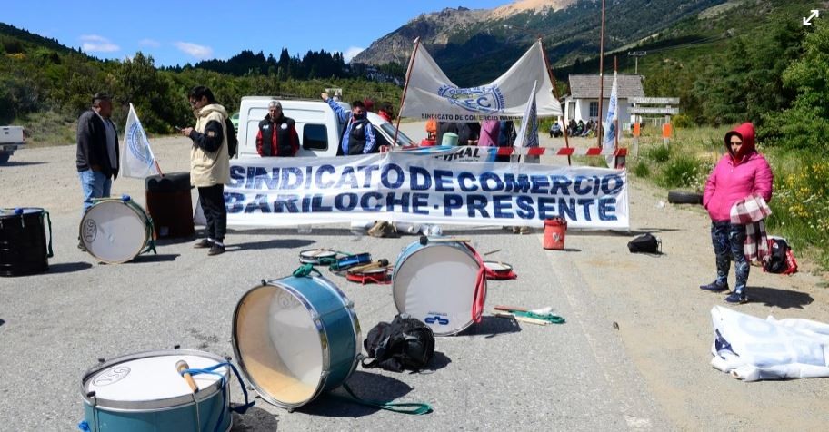 Desalojaron a trabajadores de comercio que cortaron la ruta de acceso al Cerro Catedral | Actualidad