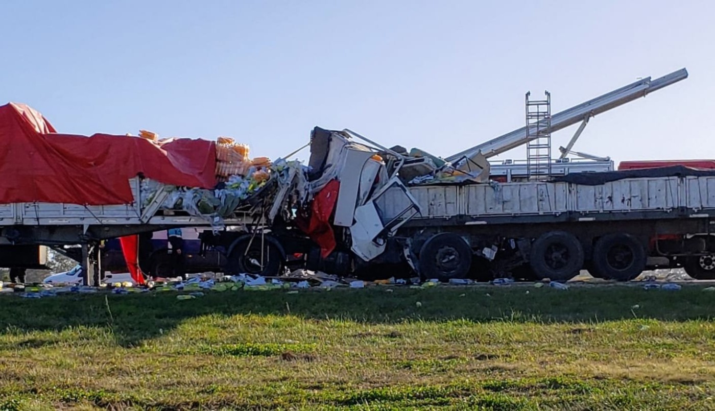 Puente Rosario-Victoria: dos camioneros murieron al chocar de frente | Actualidad