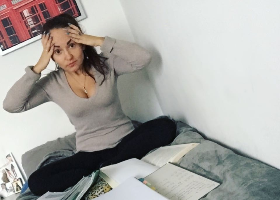 Docente desaprobó a alumna por usar lenguaje de señas y estalló la polémica | Internacionales