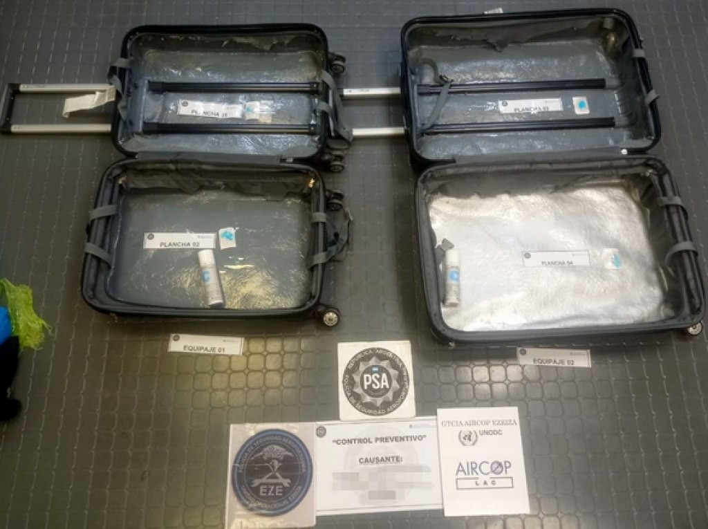 Ezeiza: detienen a un pasajero que llevaba 24 kilos de cocaína | Actualidad