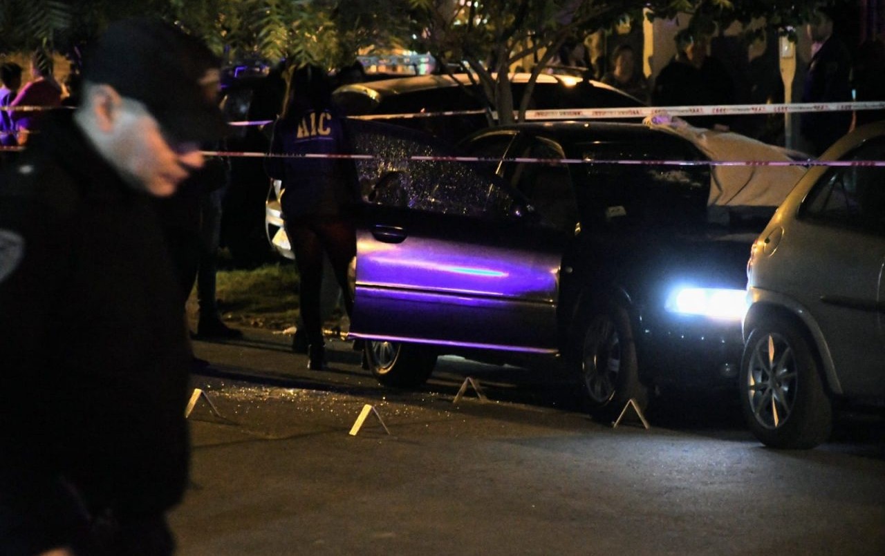 "La mafia no perdona, gil": asesinan a balazos a un hombre en Rosario y dejan un cartel | Actualidad