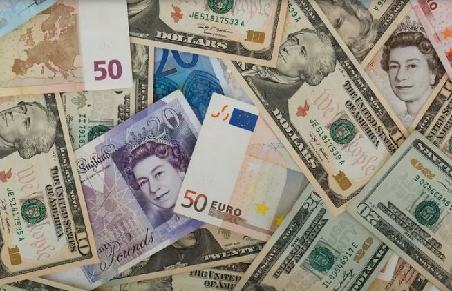 El euro se ubicó por primera vez en 20 años por debajo del dólar | Internacionales
