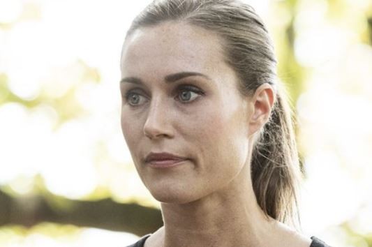 La primera ministra de Finlandia pidió disculpas por la foto de dos mujeres semidesnudas besándose en la residencia oficial | Internacionales