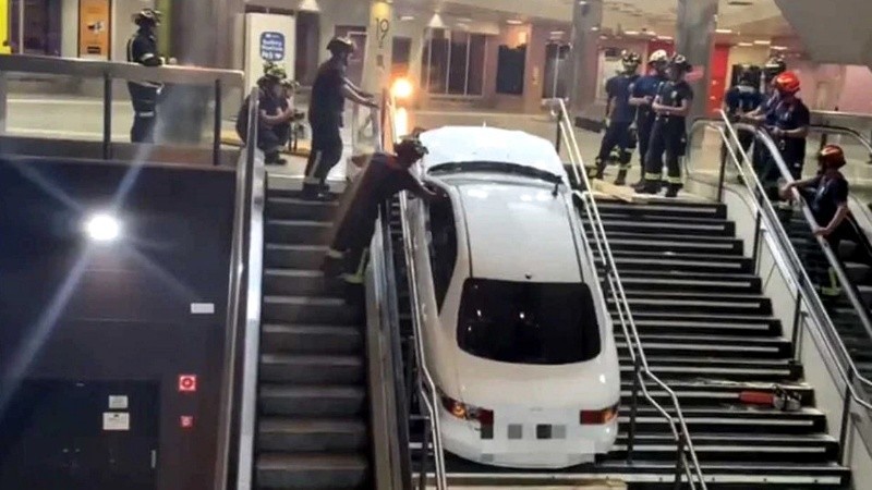 Entró al shopping con un auto robado y quedó atascado en la escalera | Internacionales