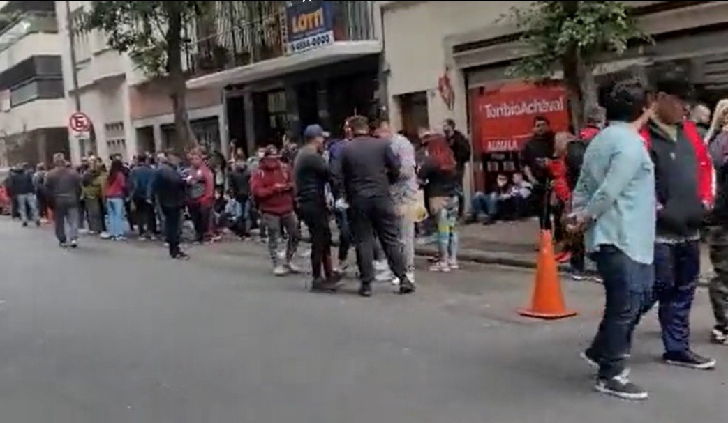 Sigue la vigilia en apoyo a Cristina Kirchner: montarán ahí una feria de la economía popular | Política y economía