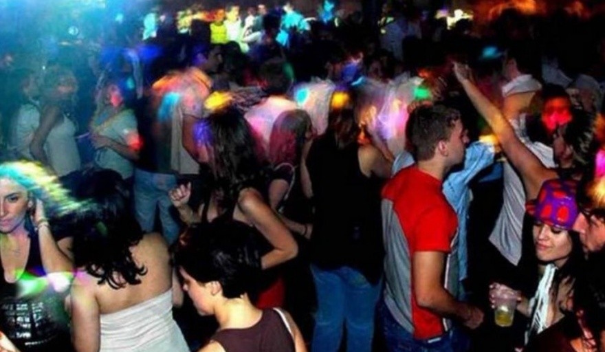 En un boliche, prohíben mirar fijo a alguien sin consentimiento previo | Internacionales