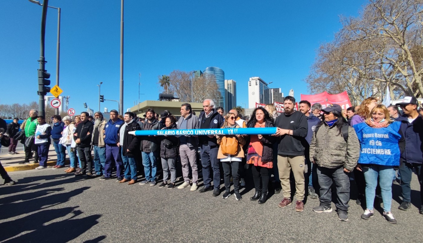 "¿Todo para Ellos y nada para Todos?": movilización de organizaciones sociales | Política y economía