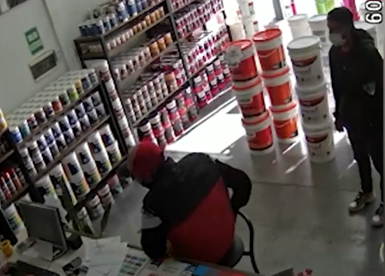 Violento asalto en una pinturería: le gatillaron a dos empleados | Córdoba