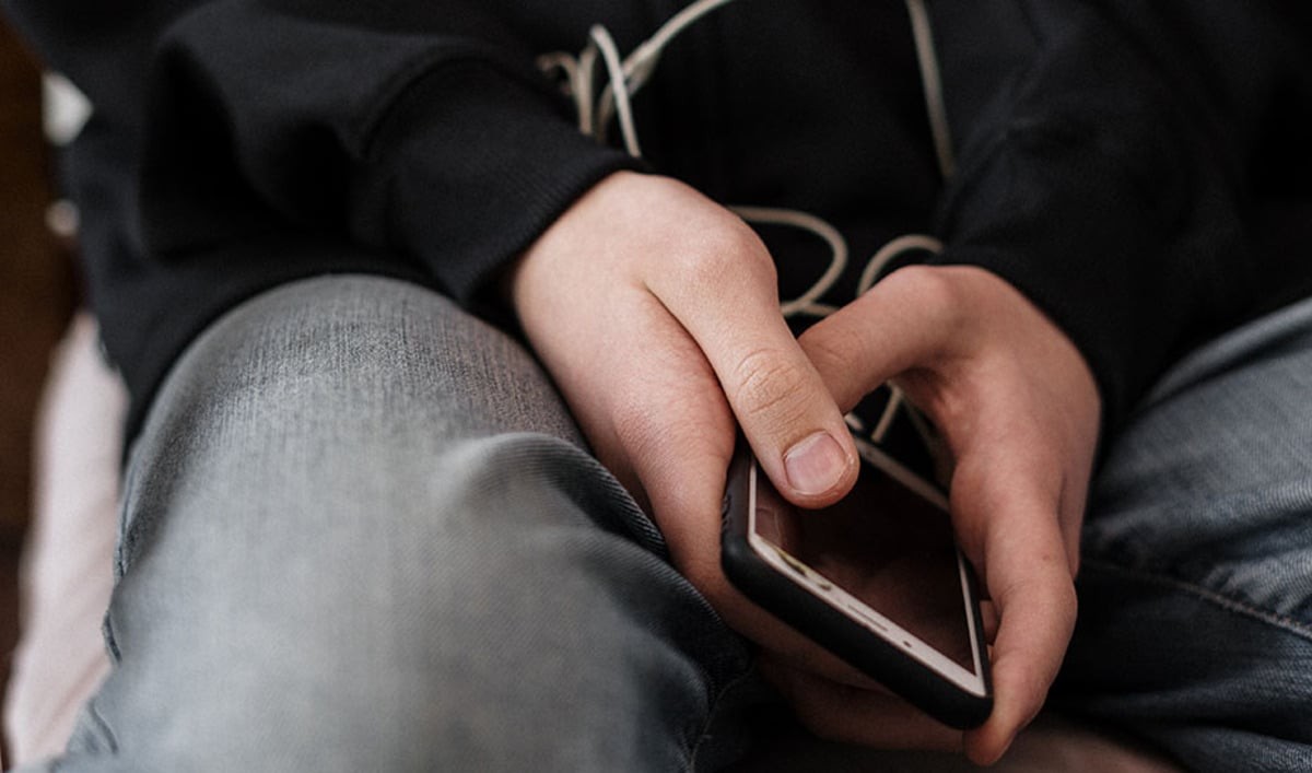 Diez años de cárcel por empujar al suicidio a un menor por WhatsApp | Internacionales