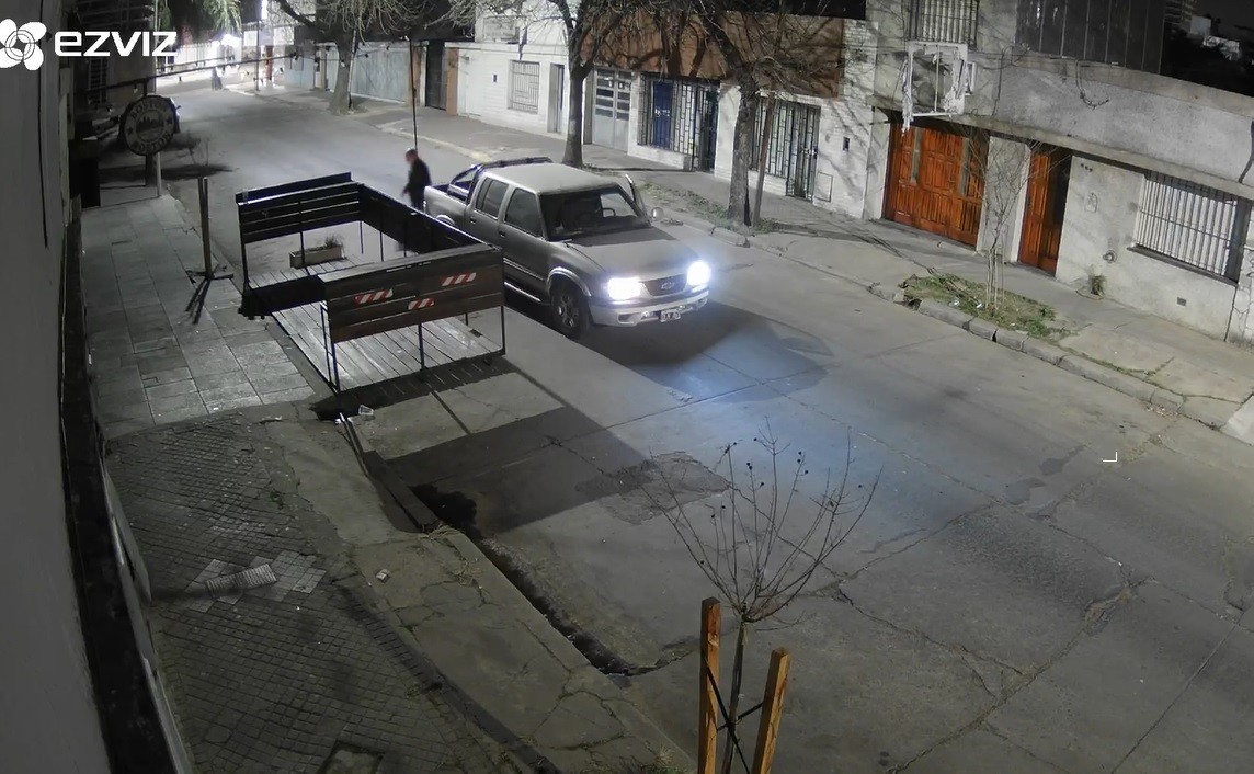 Video: maneja una camioneta 4x4 y se robó una maceta de una cervecería | Actualidad