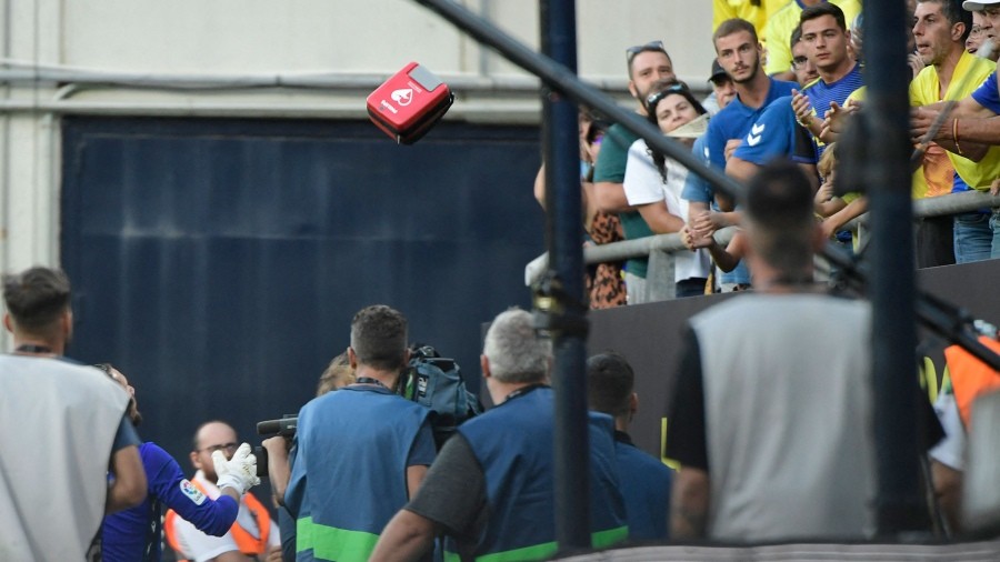 Dramático: un arquero argentino frenó un partido para salvarle la vida a una hincha | Deportes