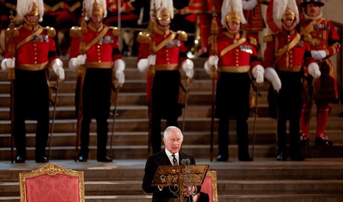 El rey Carlos habló ante al Parlamento y viajó a Escocia para la vigilia de la reina | Internacionales