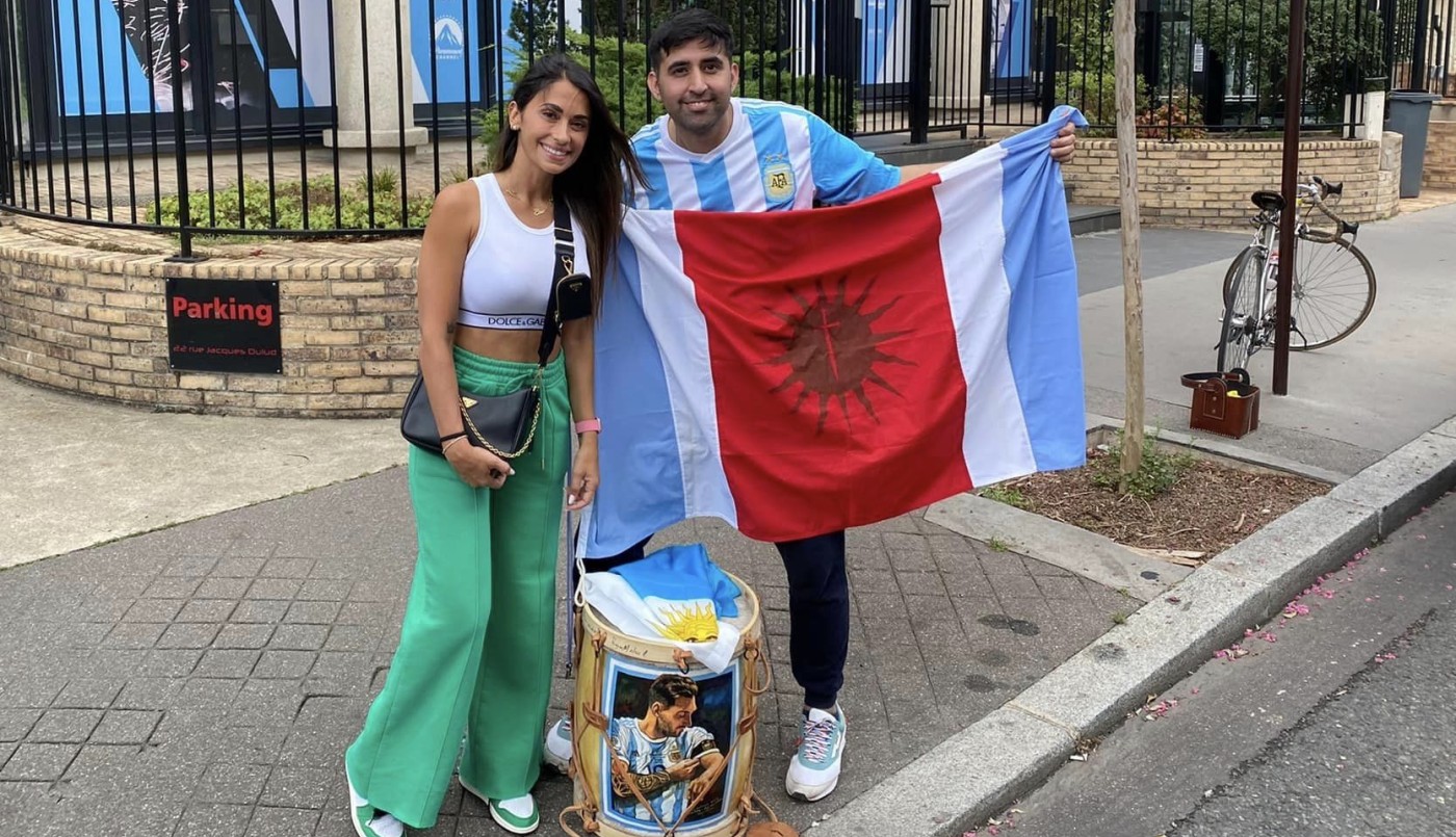 Viajó a Francia, fue en bici hasta la casa de Messi y lo recibió Antonela Roccuzzo | Internacionales