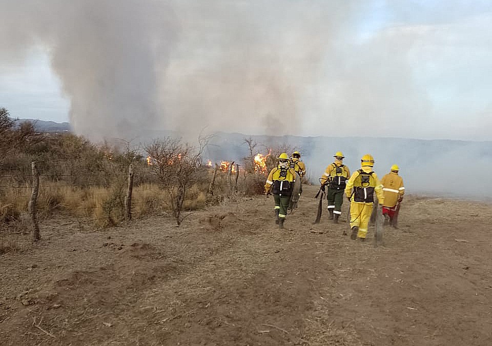 Combaten incendio en La Cuesta de San Luis, cerca de Mina Clavero | Córdoba