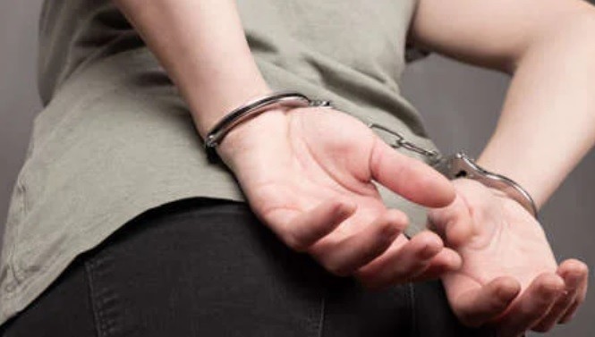 Para que el esposo no se enterara sobre su infidelidad, le dio de tomar insecticida a la hija y la mató | Internacionales