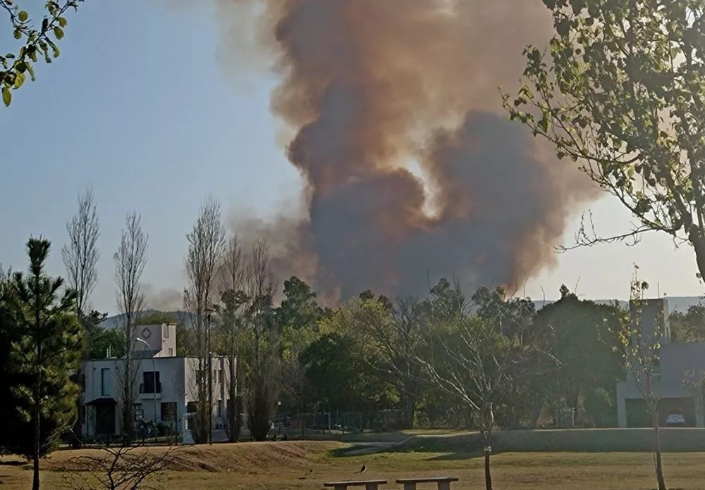 Combaten un incendio detrás del Tiro Federal | Córdoba